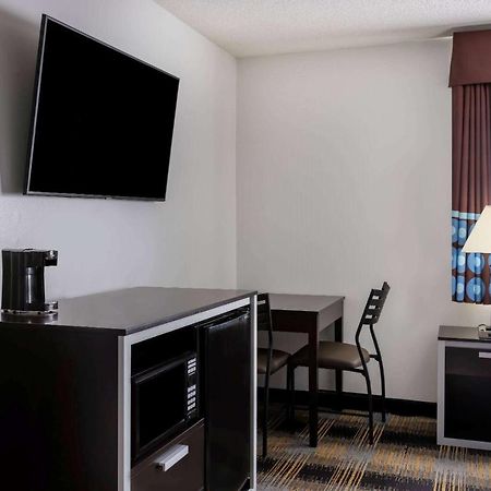 Super 8 By Wyndham Villa Rica Buitenkant foto