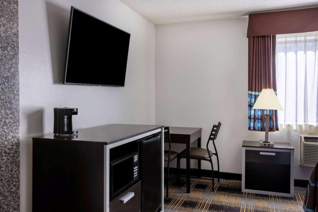 Super 8 By Wyndham Villa Rica Buitenkant foto
