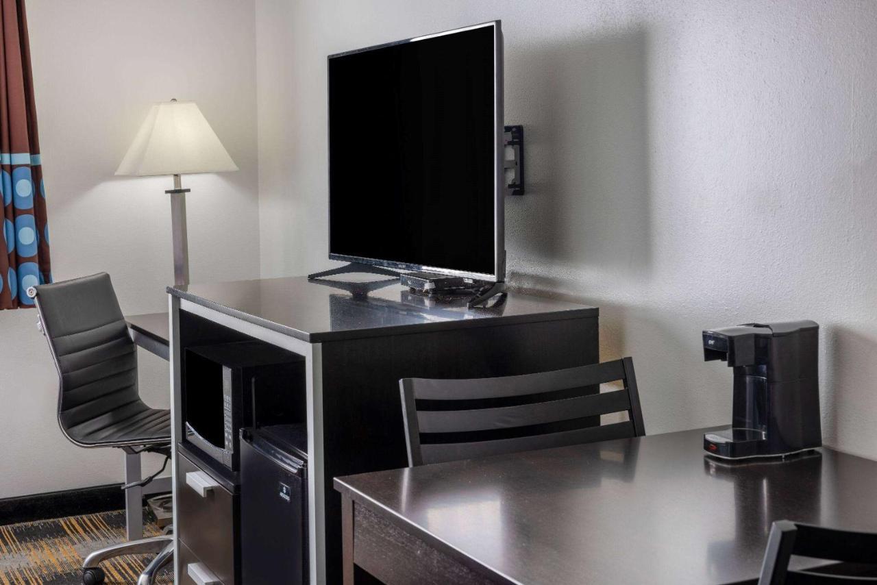 Super 8 By Wyndham Villa Rica Buitenkant foto